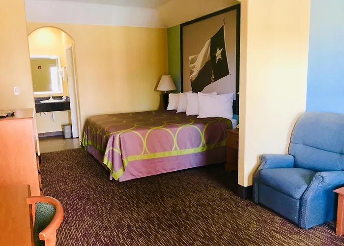 Super 8 By Wyndham Montgomery/ Lake Conroe