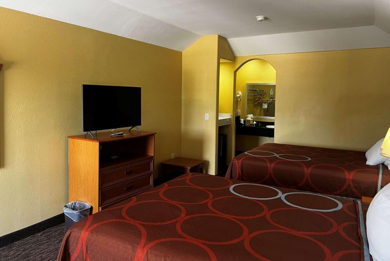 Super 8 By Wyndham Montgomery/ Conroe Motel
